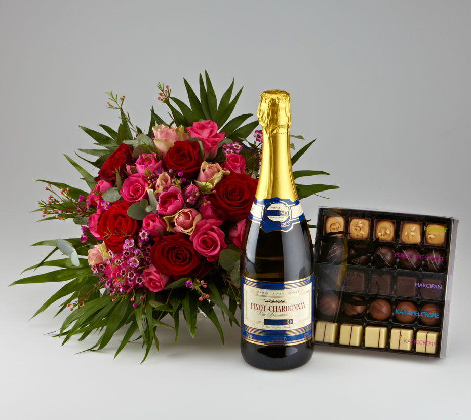 Romantische Rosen, Sekt und Schokolade